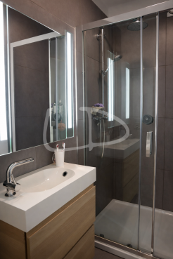 Salle de bain moderne et lumineuse.png